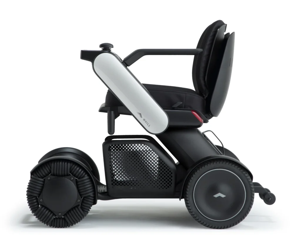 黒い電動車椅子の斜めからの写真