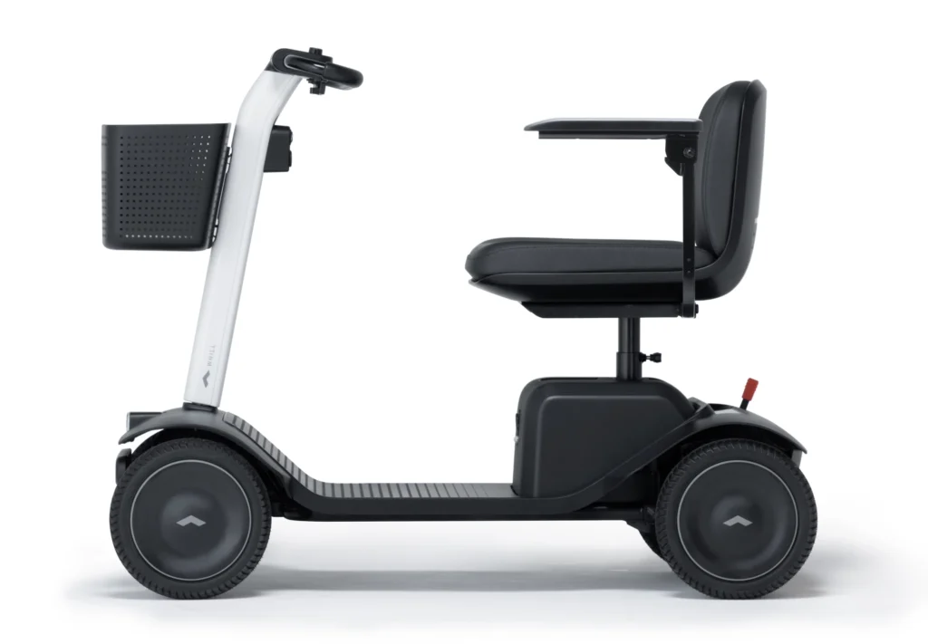 肘掛けと買い物かご付き電動車いす