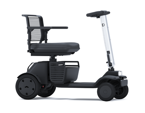 WHILL Model R（モデル アール）。直感的に操作できるハンドル型の電動スクーター。マンションの狭いエレベーターや玄関でも取り回しがしやすい、小回りと機能性を両立したモデル。
